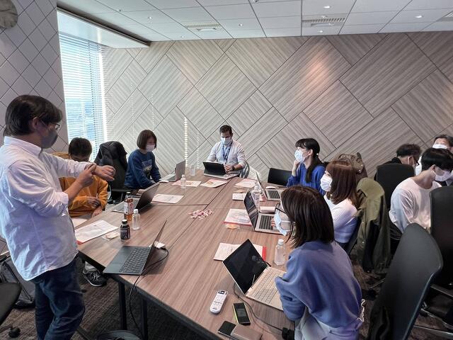 会場内でa-blog cmsの説明を受けている様子